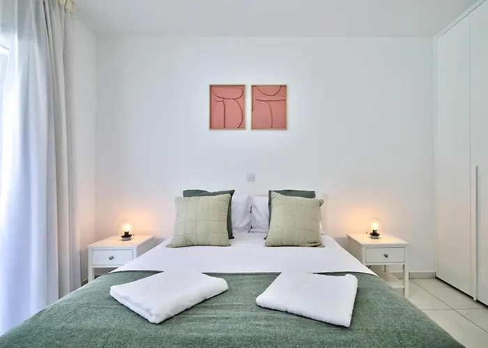 Aphrodite Gardens Modern By Vichy Holidays パ フォス